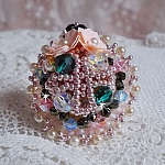 Bague Boh&egrave;me avec cristaux : cabochons, perles rondes, nacr&eacute;es, toupies &agrave; laquelle s&rsquo;ajoute des facettes de boh&egrave;me, rocailles Miyuki , sequins en forme de fleurs sur bague filigran&eacute;e en laiton 